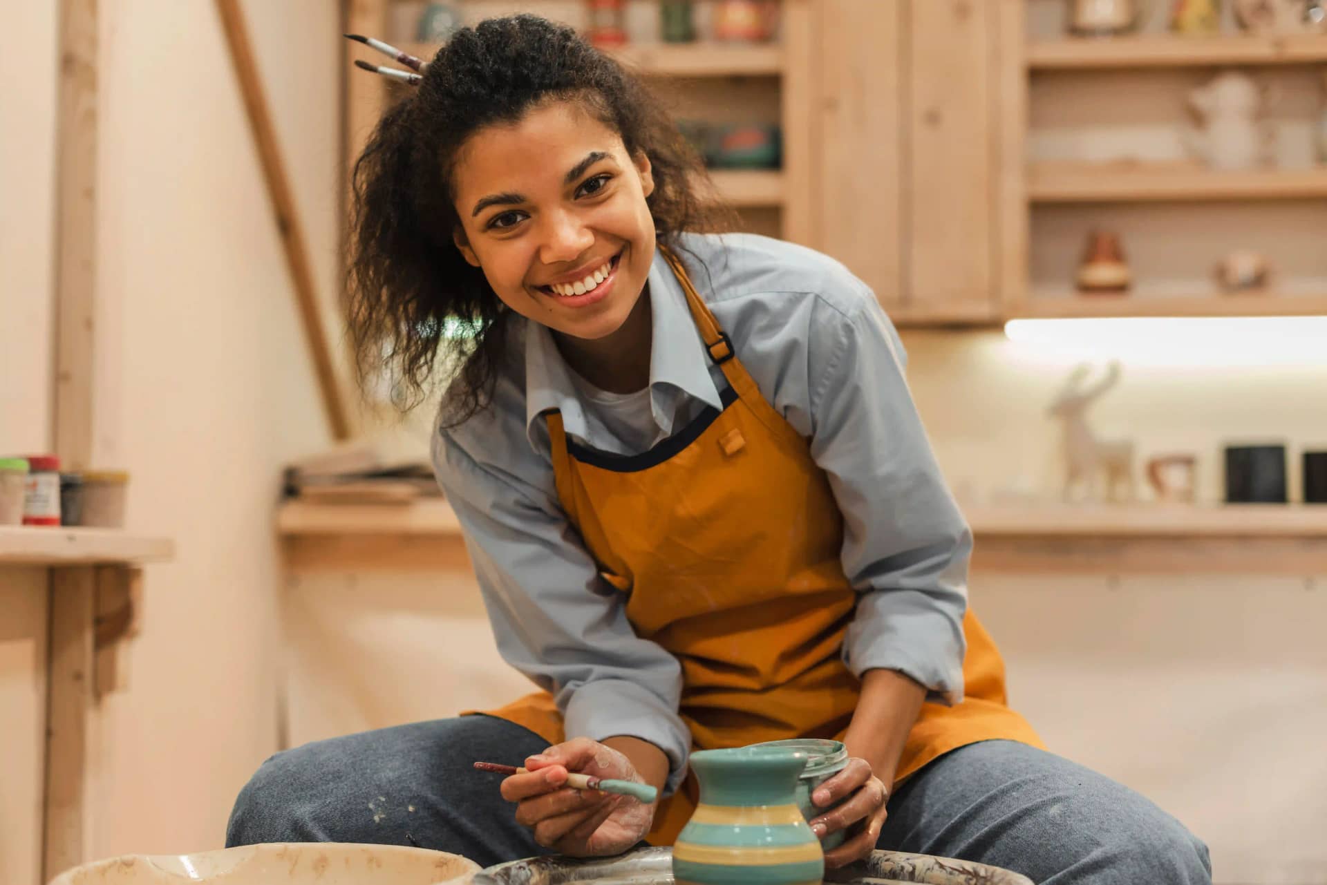 Céramiste créant une pièce unique